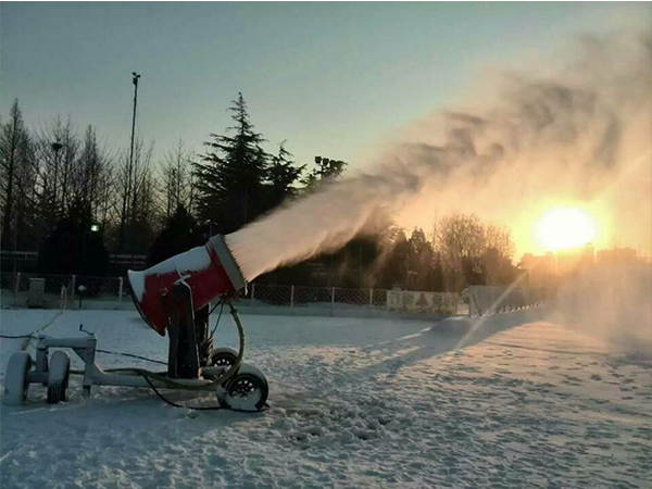 坚持研制新型造雪设备