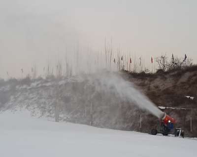 常见的造雪机被业内称为无压缩空气雪枪