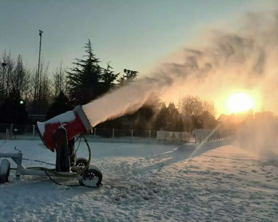 滑雪场造雪机造雪前需保持一定的水量