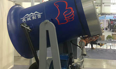 大型造雪机造出来的雪很干燥适合滑雪场
