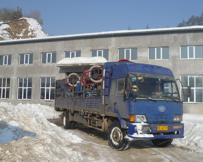 滑雪场造雪机受气候影响水量充足才可以造雪