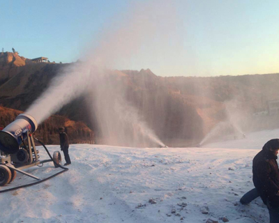 高压水混合经人工造雪机核子器喷嘴喷出产生雪粒