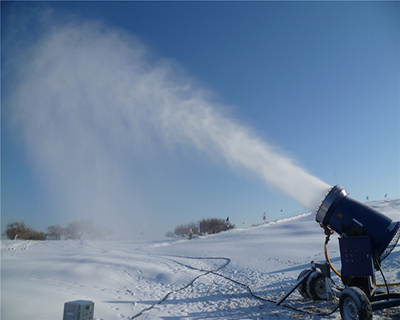 人工造雪机是决定滑雪场建设的关键设备