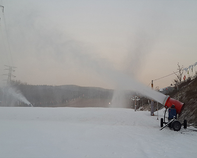 滑雪场造雪机采用了目前先进造雪技术